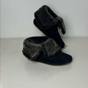 Toms Black Moccasins with Faux Fur Trim Women’s 8